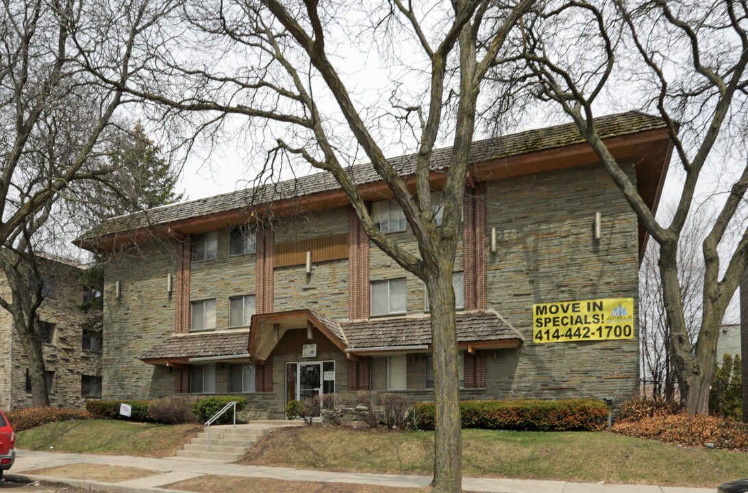 2920 W Highland Blvd in Milwaukee, WI - Building Photo