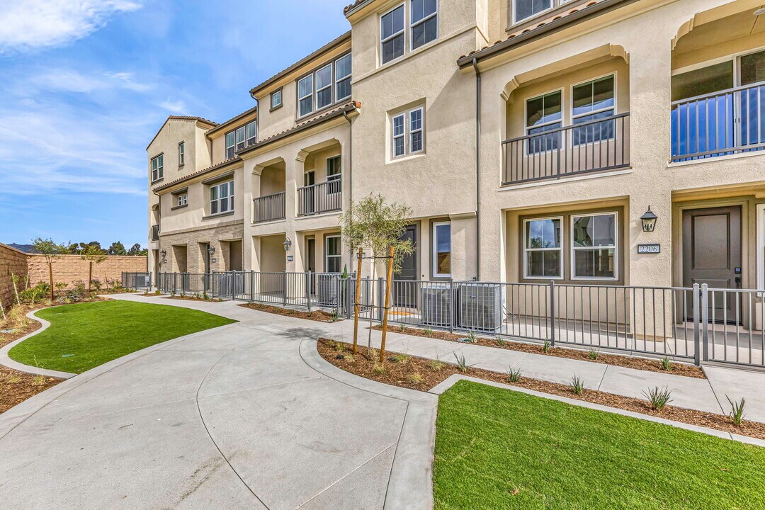 2208 Mountain Laurel Rd in San Marcos, CA - Foto de edificio