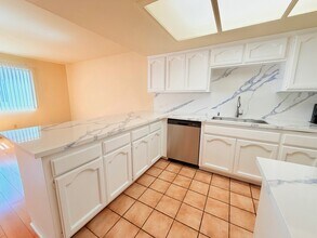 421 N Kenneth Rd, Unit 209 in Burbank, CA - Building Photo - Building Photo