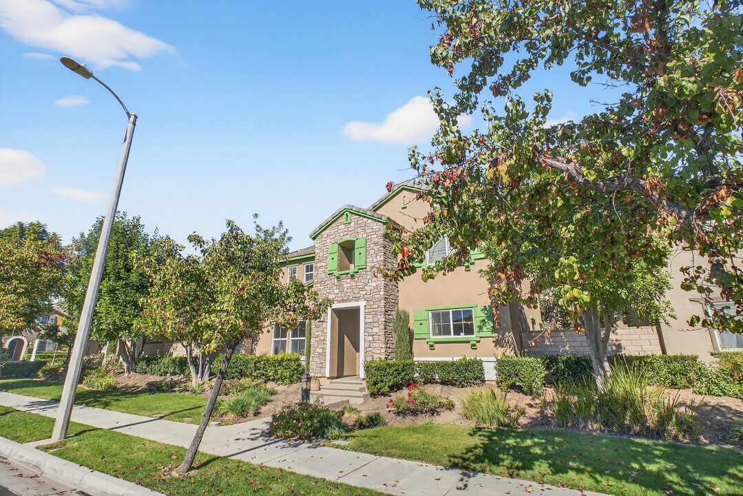 1757 E Flora St in Ontario, CA - Foto de edificio