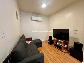 525 E 3rd St, Unit 2R in Boston, MA - Foto de edificio - Building Photo