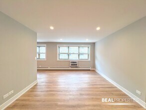 452 W Oakdale Ave in Chicago, IL - Building Photo - Building Photo