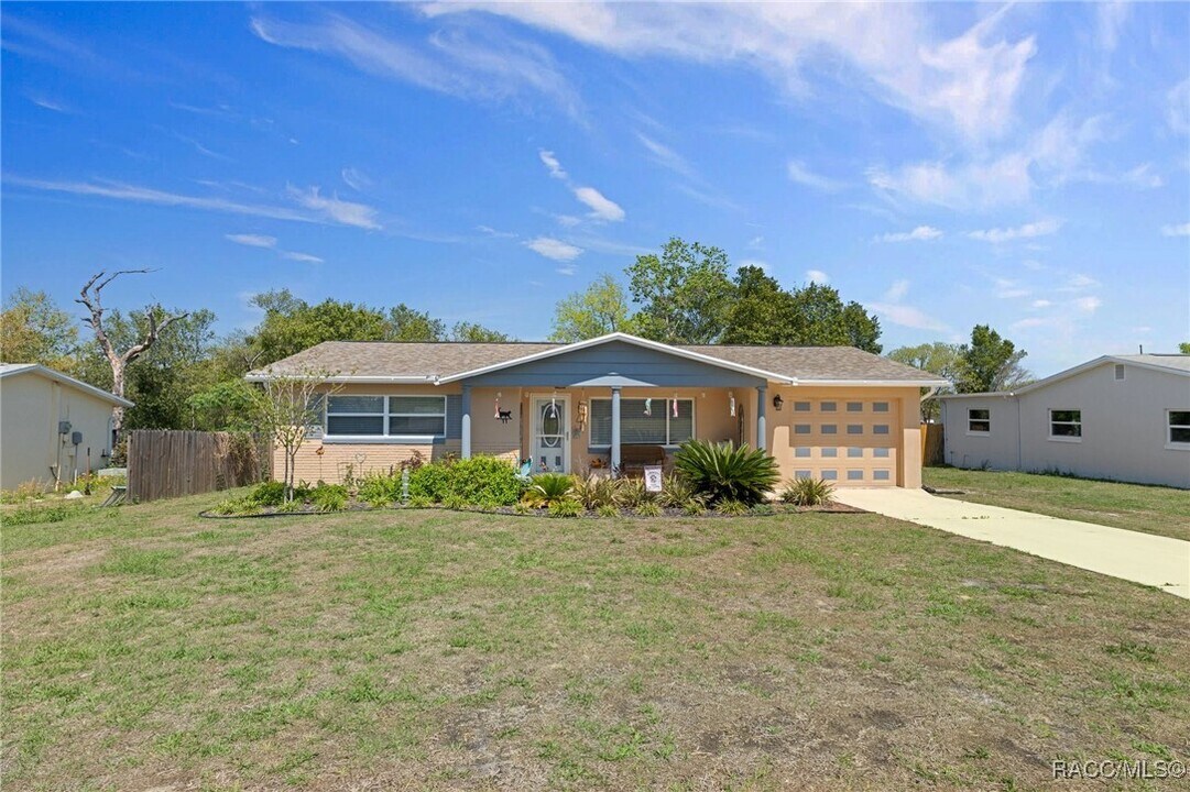 11 Oak Hollow Dr in Beverly Hills, FL - Building Photo