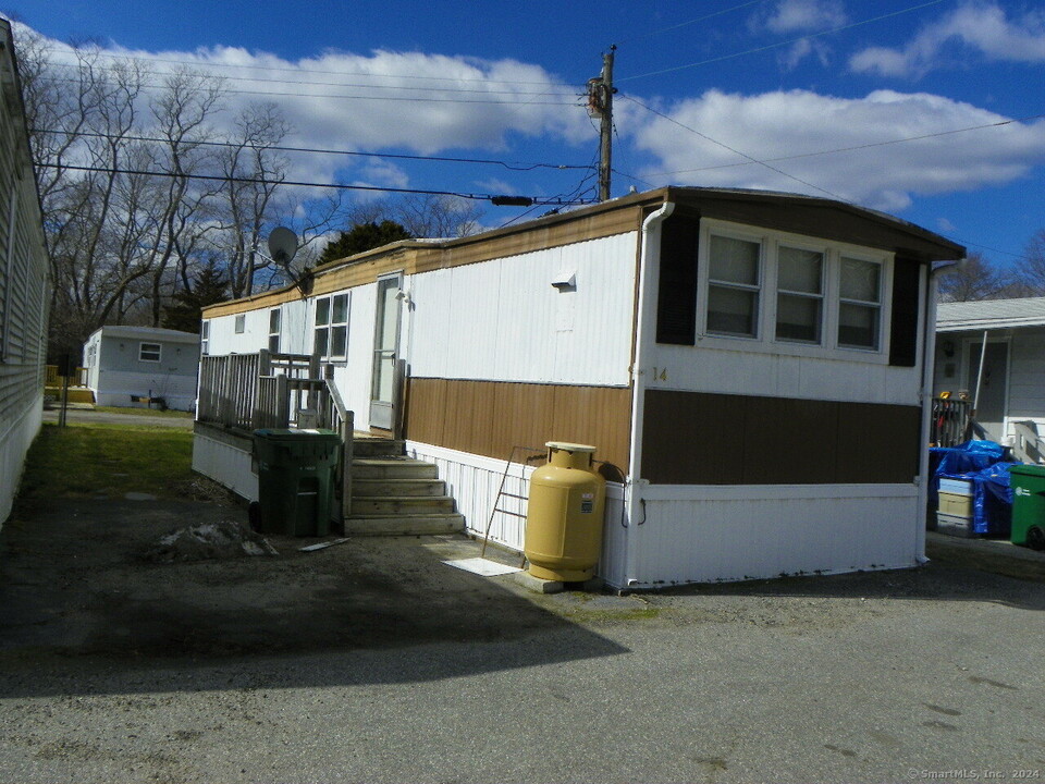 14 Woodland Dr in Waterford, CT - Building Photo