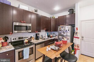 427 Monroe St in Philadelphia, PA - Building Photo