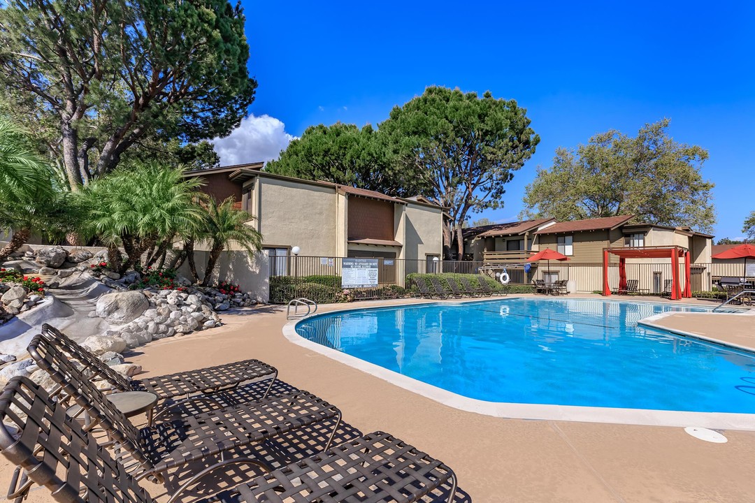 Raintree Apartment Homes in Brea, CA - Foto de edificio