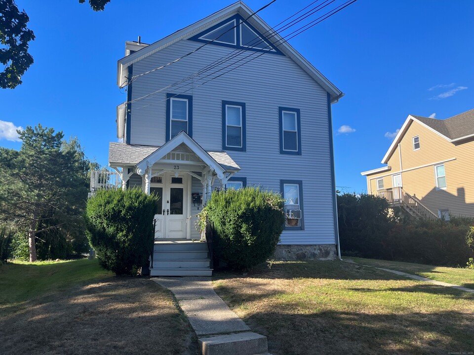 23 Hoyt St in Danbury, CT - Building Photo