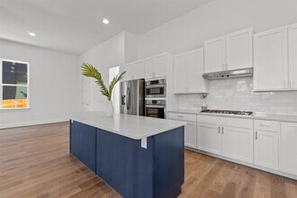 6121 Sendero Hills Pkwy in Austin, TX - Foto de edificio - Building Photo