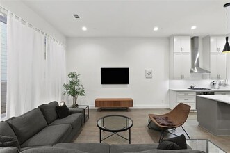 2226 N Garrett Ave in Dallas, TX - Building Photo - Building Photo