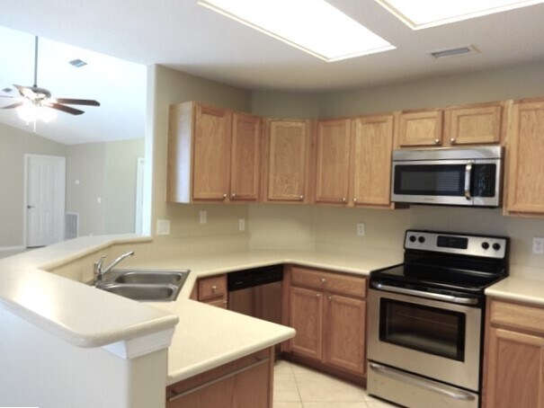 1201 SW Minyo Ave in Port St. Lucie, FL - Foto de edificio - Building Photo