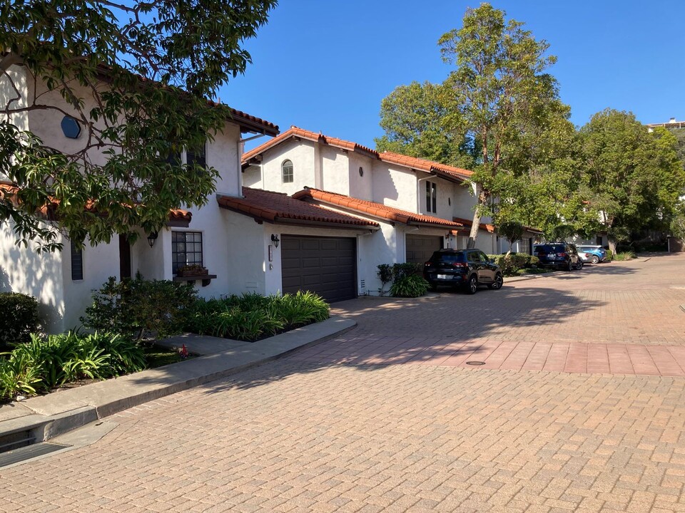 2100 Cliff Dr in Santa Barbara, CA - Building Photo