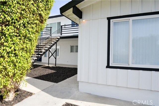 241 Avenida Pelayo-Unit -2 in San Clemente, CA - Foto de edificio - Building Photo