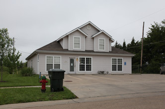 West Indian Hills Townhomes in Topeka, KS - Foto de edificio - Building Photo