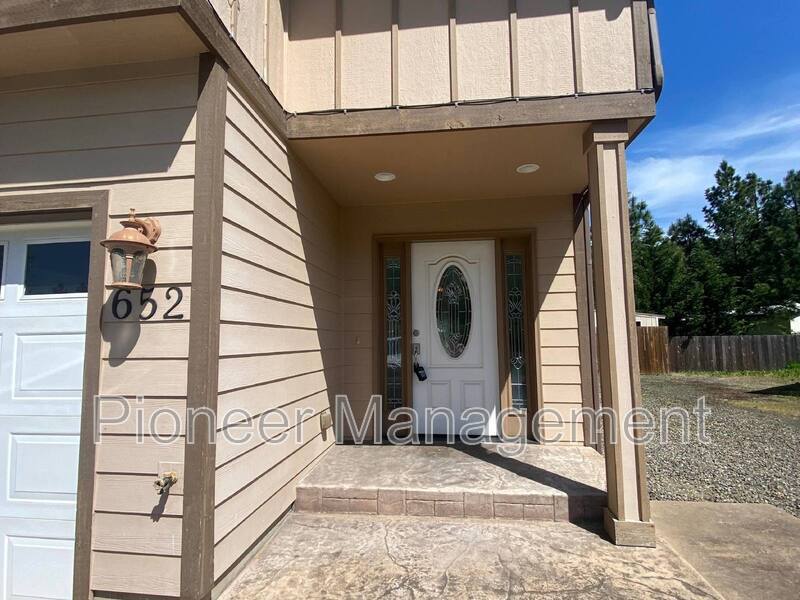652 Strauss Ave in Winchester, OR - Building Photo