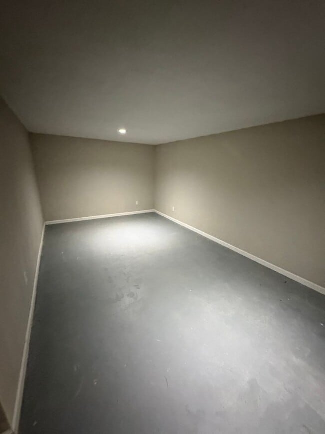 1563 Oakwood Dr in Waterloo, IA - Building Photo - Building Photo