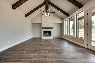 101 Maverick Ct in Granbury, TX - Building Photo