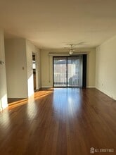 142 Beverly Hill Terrace in Woodbridge Township, NJ - Foto de edificio - Building Photo