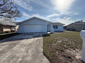 7104 Ingleside Dr in Port Richey, FL - Building Photo