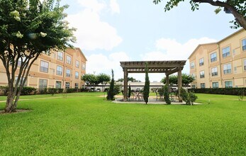 6611 W Sam Houston Pkwy S in Houston, TX - Building Photo - Building Photo