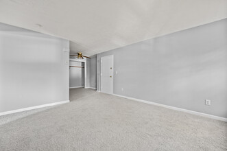 30 Long St, Unit 49 A8 in New Britain, CT - Foto de edificio - Building Photo