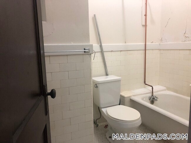 349 Pleasant St, Unit C-16 in Malden, MA - Foto de edificio - Building Photo