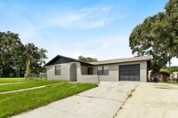 744 S Bailey Ave in Brooksville, FL - Foto de edificio - Building Photo