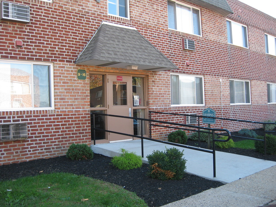 Academy Meadow in Philadelphia, PA - Building Photo