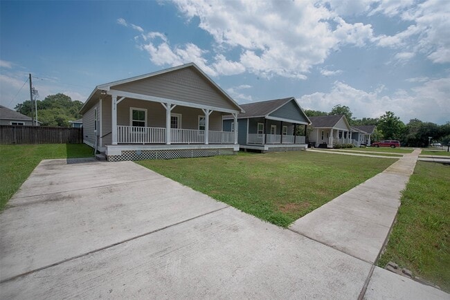 1612 W Willis St in Alvin, TX - Building Photo - Building Photo