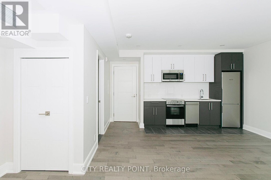 11-711 Walmer Rd in Toronto, ON - Building Photo