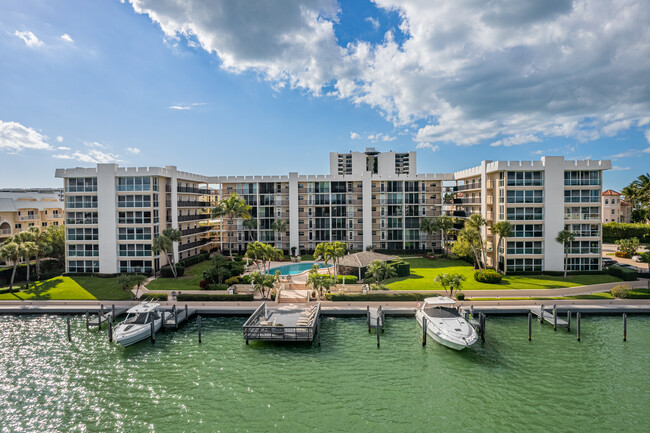 Venetian Cove Club in Naples, FL - Foto de edificio - Building Photo