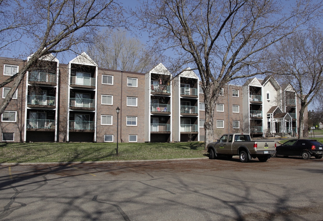 Dale Terrace in Roseville, MN - Foto de edificio