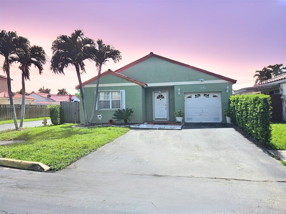 15160 SW 128th Ave in Miami, FL - Building Photo