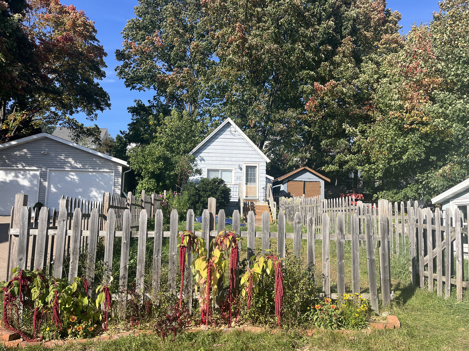 218 Jackson St in Marquette, MI - Foto de edificio