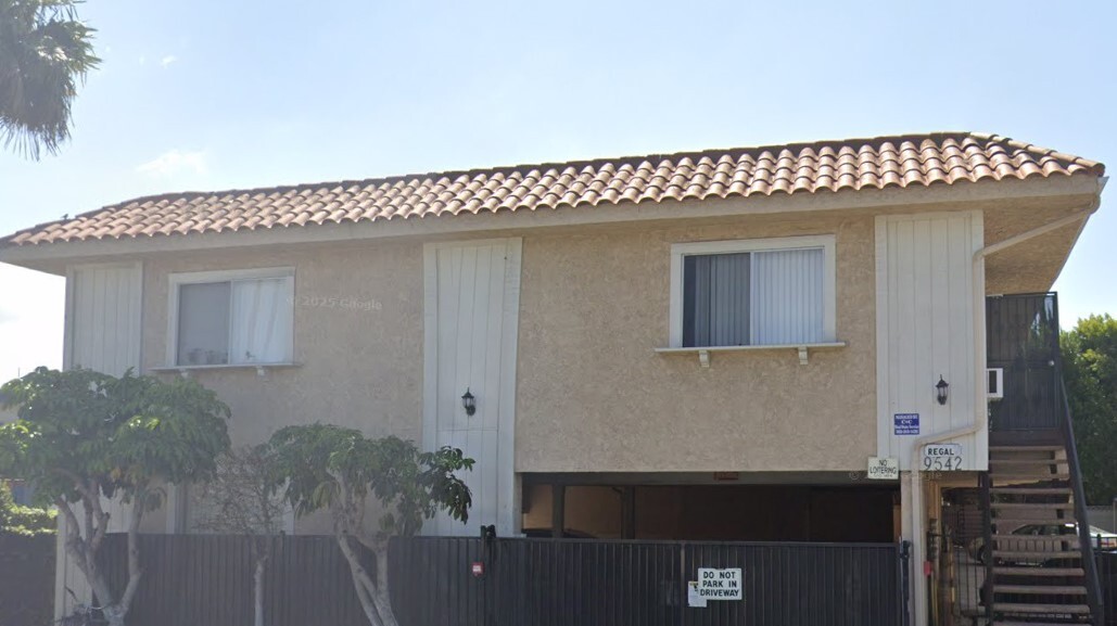 9542 Flower St, Unit 500 in Bellflower, CA - Foto de edificio