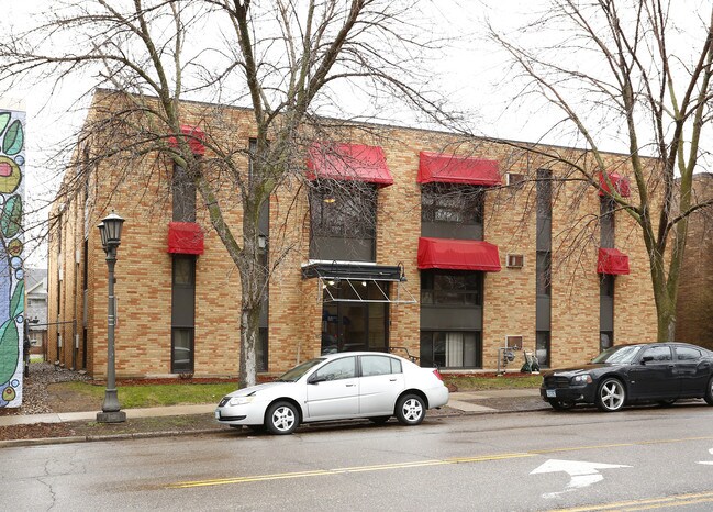 Groveland Terrace in St. Paul, MN - Building Photo - Building Photo