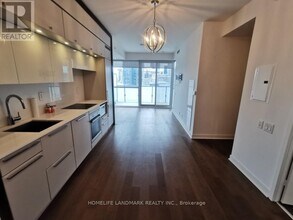15-1815 Grenville St in Toronto, ON - Building Photo - Building Photo