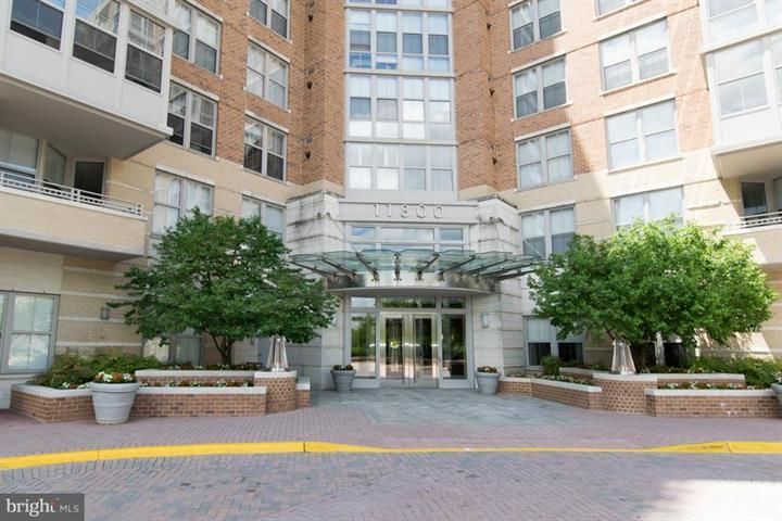 11800 Sunset Hills Rd in Reston, VA - Building Photo