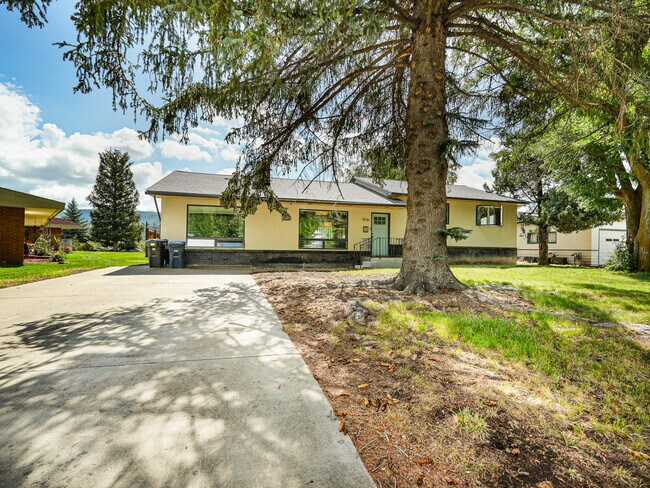 1936 Crestview Dr in Durango, CO - Building Photo - Building Photo