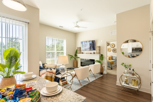 Triton Glen in Glen Allen, VA - Building Photo - Interior Photo