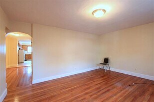 50 Bishop Allen Dr, Unit 1A in Cambridge, MA - Building Photo