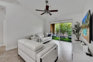 7940 N Nob Hill Rd in Tamarac, FL - Building Photo