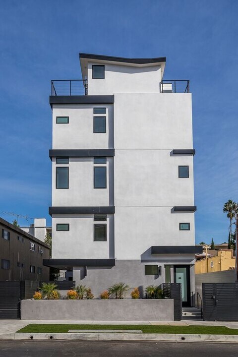 1316 N Vista St in Los Angeles, CA - Building Photo