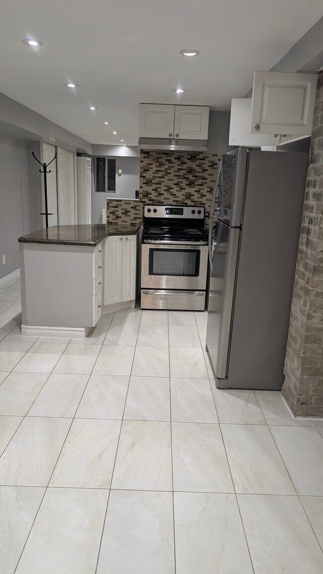 2430 Kingston Rd in Toronto, ON - Building Photo - Building Photo