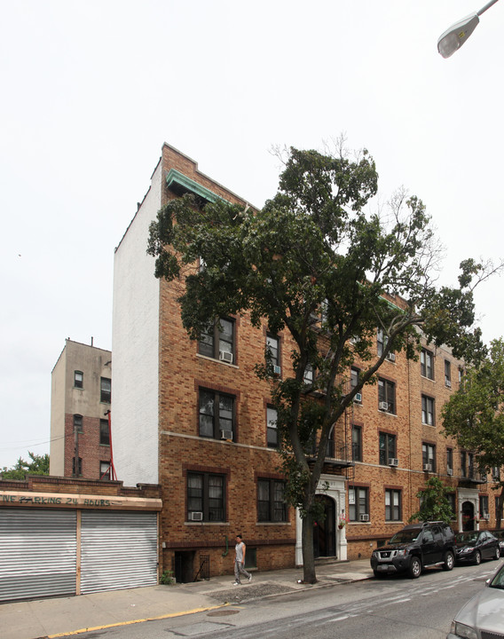 Seneca Court in Ridgewood, NY - Foto de edificio