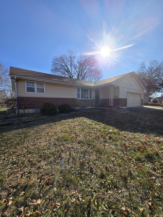 1005 Leone Ave in Sedalia, MO - Building Photo