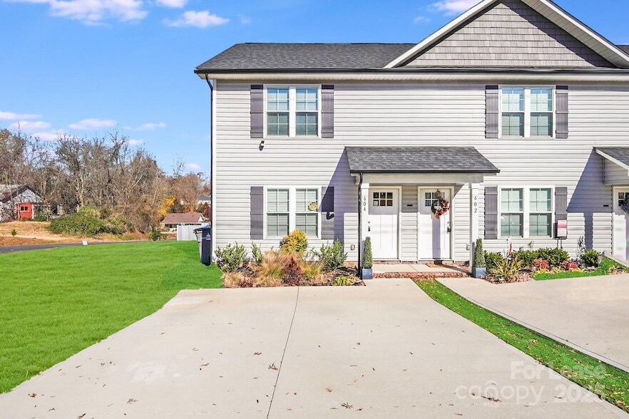 604 W 8th St in Kannapolis, NC - Foto de edificio