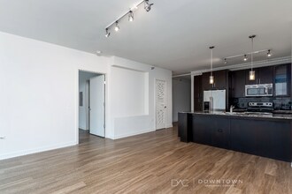 300 W Grand Ave in Chicago, IL - Building Photo - Building Photo