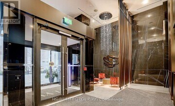 11 Yorkville Ave in Toronto, ON - Building Photo - Building Photo