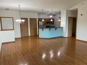 230 Hilldale Dr, Unit Hilldale in Hartford, WI - Building Photo - Building Photo