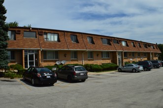 Warwick Apartments in Westmont, IL - Building Photo - Building Photo